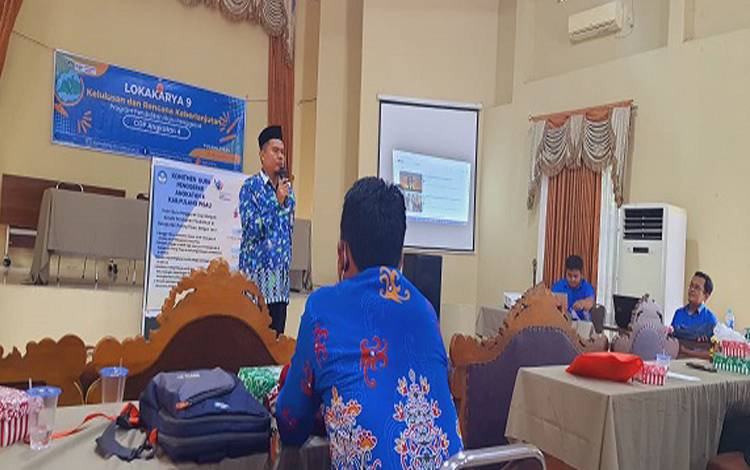  Kepala Balai Guru Penggerak (BGP) Kalimantan Tengah melalui coordinator Guru Penggerak Pulang Pisau Nanang Fahurrazi memberikan materi kepada para guru