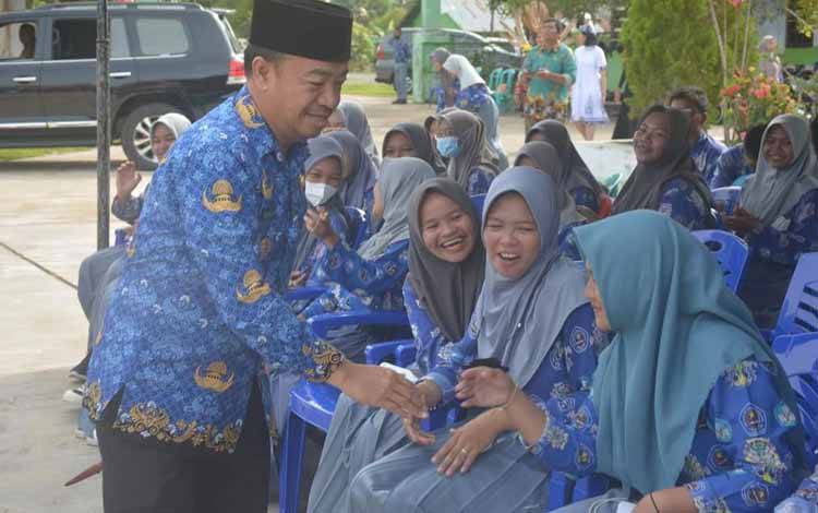 Bupati Seruyan, Yulhaidir saat menyapa siswa siswi SMA Negeri 1 Kuala Pembuang, saat menghadiri perayaan HUT ke 38 sekolah ini ( Foto FAHRUL)