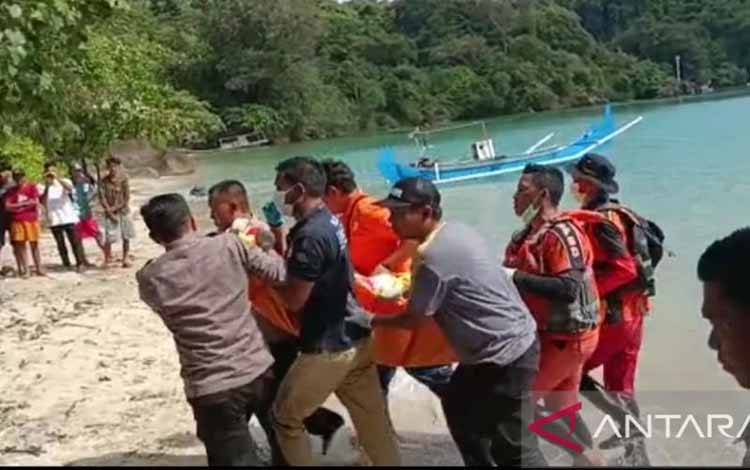 Evakuasi korban heli tipe NBO-105 yang jatuh di perairan Belitung Timur (ANTARA/Kasmono)