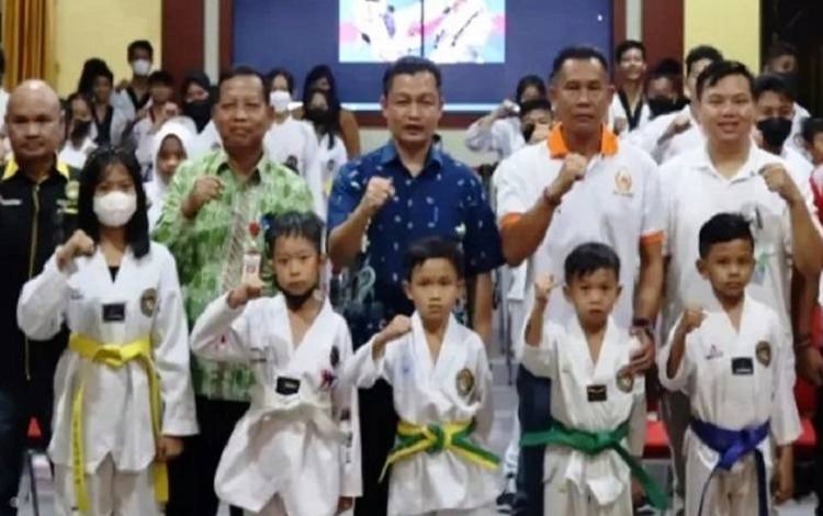 Wakil Bupati Riko Porwanto bersama sejumlah atlet Taekwondo yang mengikuti Kejurwil zona 4 Kalimantan di Banjarmasin, Kalimantan Selatan. (FOTO : HENDI NURFALAH)