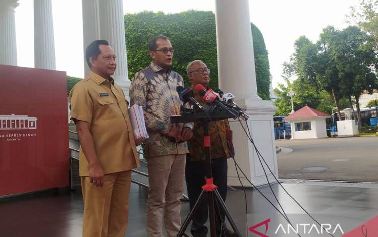 Wakil Menteri Hukum dan HAM Edward Omar Hiariej (tengah) di Kompleks Istana Kepresidenan, Jakarta, Senin (28/11). ANTARA/Indra Arief Pribadi.
