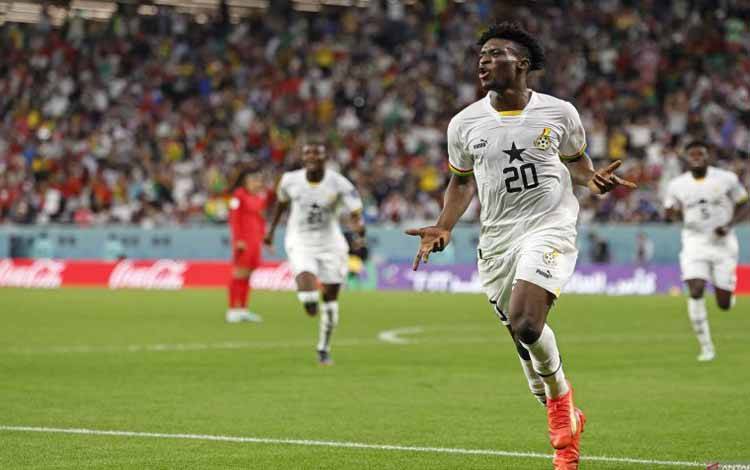 Gelandang Ghana Mohammed Kudus melakukan selebrasi usai mencetak gol ketiga timnya dalam pertandingan Grup H Piala Dunia 2022 lawan Korea Selatan di Education City Stadium, Doha pada 28 November 2022. ANTARA/AFP/KHALED DESOUKI