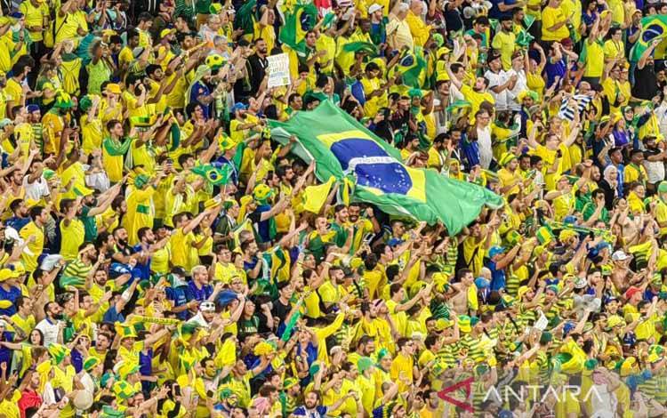 Para suporter tim nasional Brazil melambaikan bendera raksasa negaranya saat merayakan gol Casemiro ke gawang Swiss dalam lanjutan Grup G Piala Dunia 2022 di Stadion 974, Doha, Qatar, Senin (28/11/2022). (ANTARA/Gilang Galiartha)
