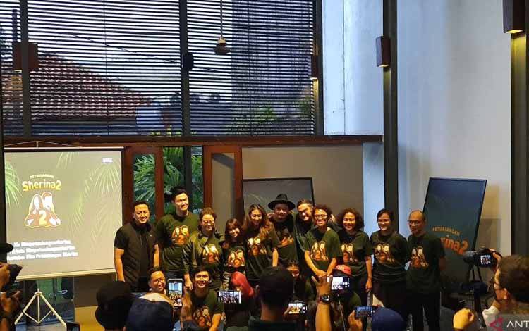 Produser Mira Lesmana bersama sutradara Riri Riza dan para pemain "Petualangan Sherina 2" antara lain Sherina Munaf, Derby Romero dan Isyana Sarasvati dalam konferensi pers di Jakarta, Senin (28/11/2022). (ANTARA/Lia Wanadriani Santosa)