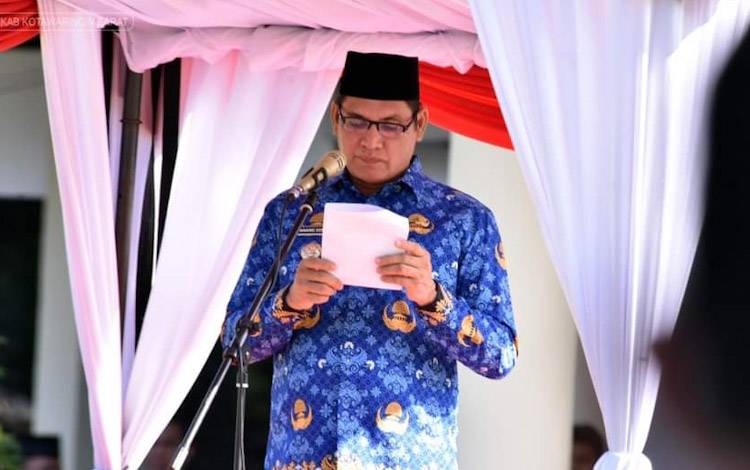 Pj. Bupati Kobar Anang Dirjo dalam upacara peringatan Hari Korpri ke 51, Selasa, 29 November 2022
