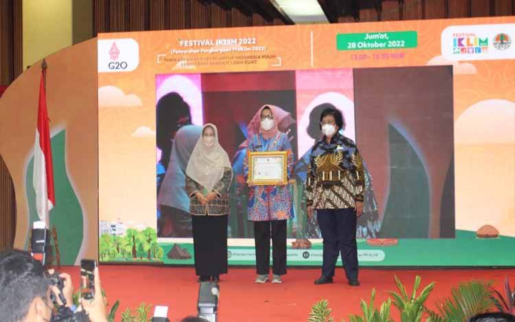 Sekda Palangka Raya, Hera Nugrahayu menerima piagam penghargaan pembina Proklim dari Menteri Lingkungan Hidup dan Kehutanan Prof. Siti Nurbaya Bakar. (FOTO: DLH PALANGKA RAYA)