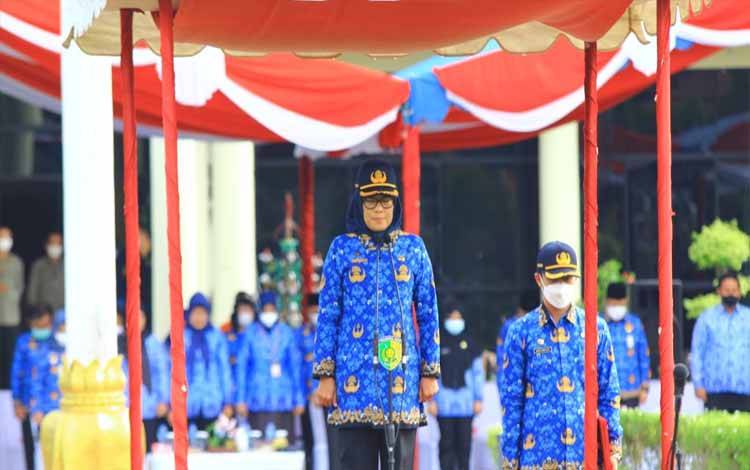 Sekda Palangka Raya Hera Nugrahayu saat memimpin upacara HUT KORPRI ke 51, Selasa, 29 November 2022. (FOTO: HENDRI)