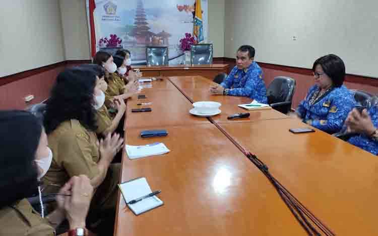 Kepala Bidang IKP Diskominfos Bali, Ketut Swika saat menerima kunjungan dari Diskominfosantik Provinsi Kalteng, Selasa, 29 November 2022. (FOTO: IST)