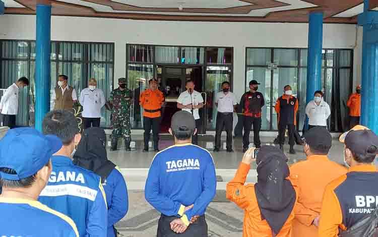 Sekda Kapuas Septedy saat berikan sambutan dalam pelepasan bantuan logistik untuk warga terdampak banjir pada Rabu, 30 November 2022. (FOTO: DODI*