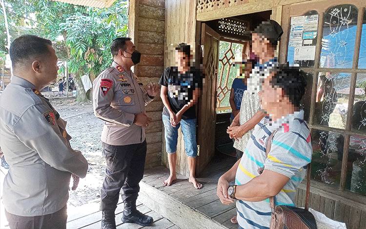 Kapolres Barito Timur AKBP Viddy Dasmasela, didampingi Kapolsek Dusun Timur dan KBO Satlantas Polres Barito Timur menyampaikan dukungan kepada keluarga yang sedang berduka di Desa Matarah, Rabu, 30 November 2022. (FOTO: BOLE MALO)
