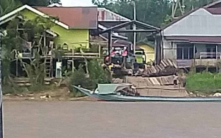 Aktivitas bongkar muat yang diduga kayu ulin di tepi Sungai Katingan wilayah Kecamatan Katingan Tengah