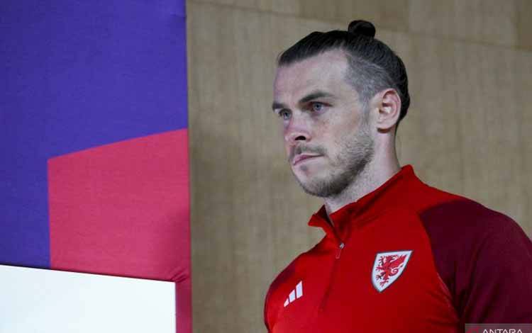 Pemain tim nasional Wales Gareth Bale saat akan melakukan konferensi pers jelang pertandingan lawan Inggris di Qatar National Convention Center (QNCC), Doha pada 28 November 2022. ANTARA/AFP/NICOLAS TUCAT
