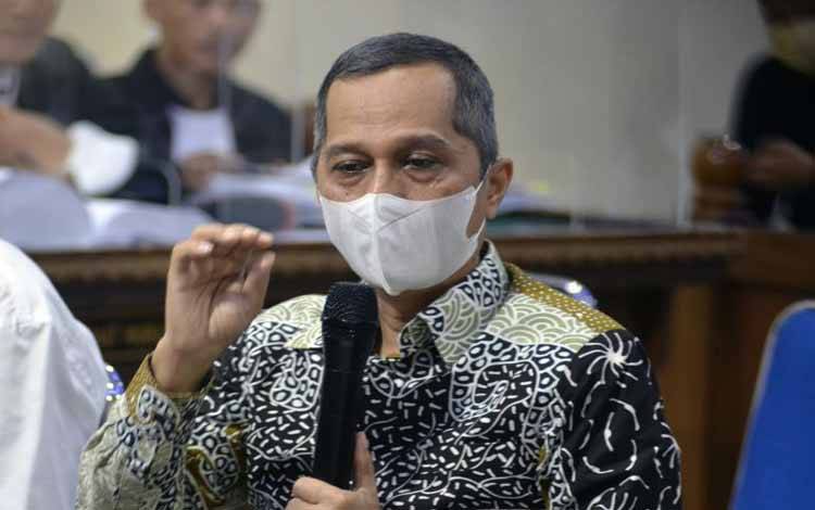 Rektor nonaktif Universitas Negeri Lampung Karomani memberikan keterangan sebagai saksi di Pengadilan Tipikor Tanjungkarang, Bandarlampung, Lampung, Rabu (30/11/2022). (ANTARA FOTO/Ardiansyah/YU)