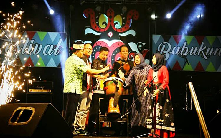 Bupati Lamandau Hendra Lesmana secara resmi menutup Festival Budaya Babukung 2022. (FOTO : HENDI NURFALAH)