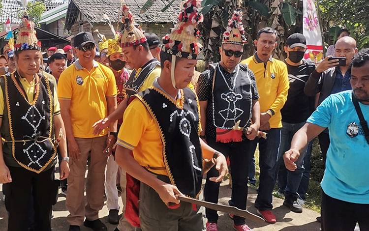 Ketua DPRD Kabupaten Lamandau Herianto saat menjalani prosesi adat Potong Garu Pantan. (FOTO : HENDI NURFALAH)