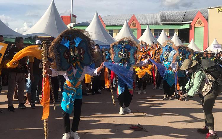 Sejumlah penari Bukung meriahkan acara Karnaval Babukung di halaman Pasar Induk Nanga Bulik. (FOTO : HENDI NURFALAH)