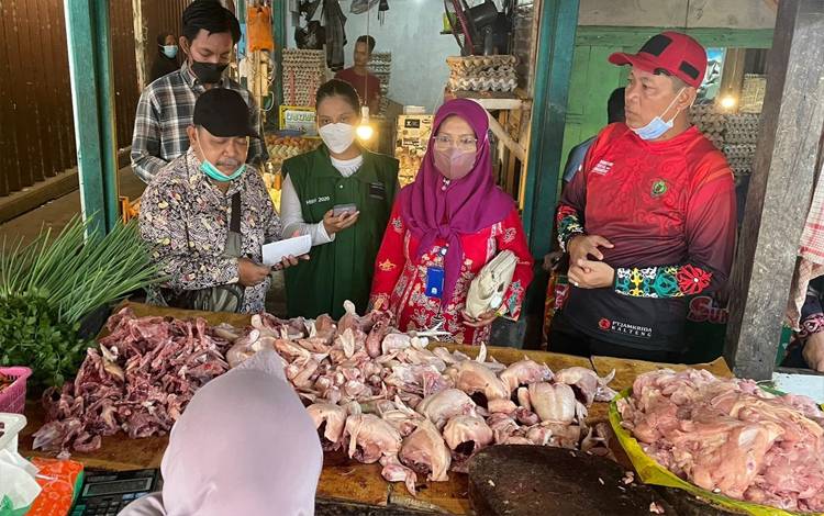 Operasi pasar di Pasar Besar, Kota Palangka Raya (FOTO : NOPRI)