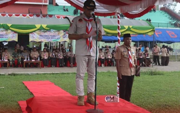 Bupati Mura saat menjadi inspektur upacara Hari Pramuka beberapa waktu lalu di Stadion DR. Willy M Yoseph. (Foto Trisno)