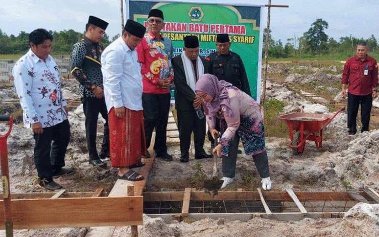 Wakil Bupati Kotim Irawati saat melakukan peletakan batu pertama pembangunan Pondok Pesantren Miftahus Syarif di Jalan Jendral Sudirman Km 20, Sampit, Kamis, 1 Desember 2022.