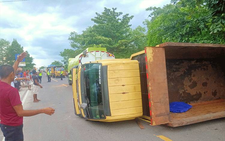 Mobil dam truk terbalik usai terlibat kecelakaan dengan Mini bus, Kamis, 1 Desember 2022. (POTO : PARLIN TAMBUNAN)