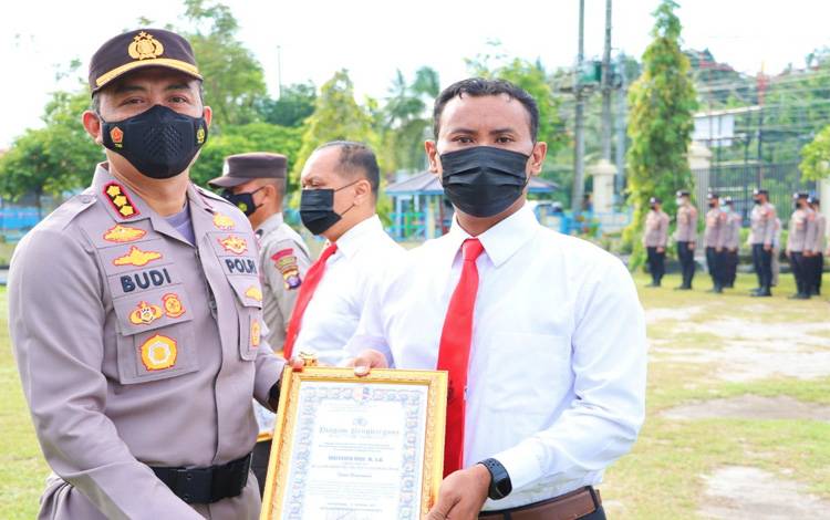 Kapolresta Palangka Raya Kombes Budi Santosa memberikan piagam penghargaan kepada salah satu personel Satresnarkoba yang telah mengungkap 1 Kg sabu. Kamis, 1 Desember 2022. (POTO : PARLIN TAMBUNAN)