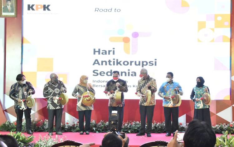 Ketua KPK, Firli Bahuri secara resmi membuka Hakordia tahun 2022 didampingi Wakil Gubernur Kalimantan Tengah, Edy Pratowo (batik biru) serta beberapa kepala daerah lainnya di Gedung Negara Grahadi Jawa Timur, Kamis, 1 November 2022. (FOTO: IST)
