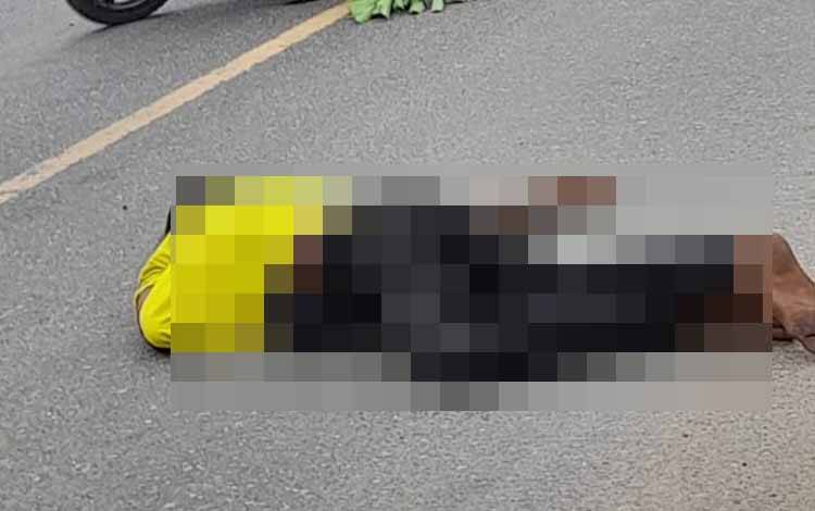 Salah satu korban kecelakaan tergeletak di pinggir sesaat setelah kecelakaan. (FOTO: BOLE MALO)