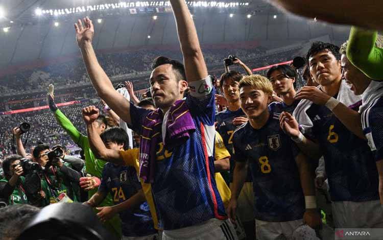 Bek timnas Japan Maya Yoshida (tengah) dan rekan setimnya melakukan seleberasi dengan para suporter di Khalifa International Stadium, Doha setelah lolos ke babak 16 besar Piala Dunia 2022 pada 2 Desember 2022. ANTARA/AFP/PHILIP FONG