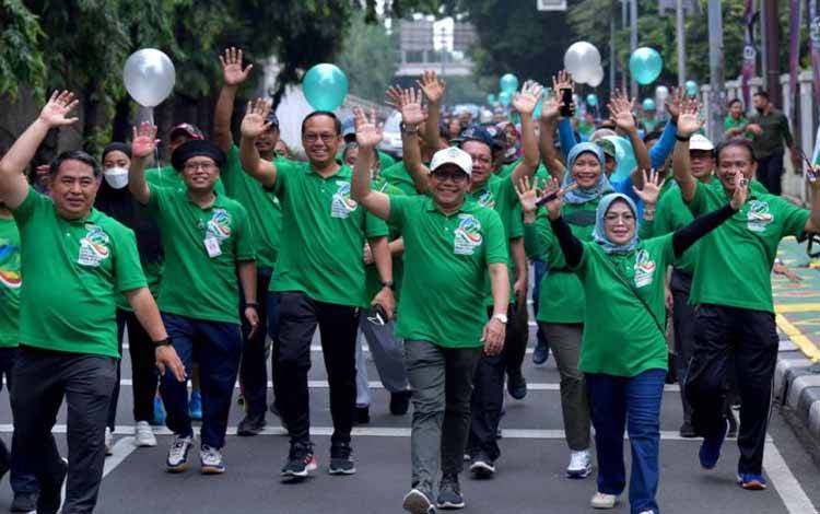 Mendes PDTT Abdul Halim Iskandar (tengah) melakukan jalan sehat pada Hari Bakti Transmigrasi bersama seluruh jajaran Pejabat tinggi madya dan pratama, serta seluruh Pegawai di lingkungan Kemendes PDTT di Jakarta, Jumat (2/11/2022). (ANTARA/HO-Kemendes PDTT)