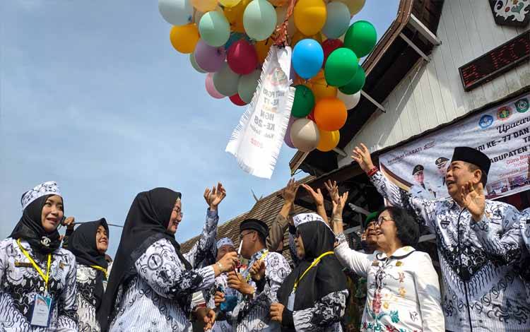 Wakil Bupati Kotim Irawati bersama para guru lainnya saat menerbangkan balon di momen HUT PGRI dan HGN