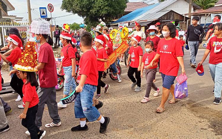 Peserta Karnaval Natal terlihat mengenakan berbagai aksesoris untuk memeriahkan Karnaval Natal Resort GKE Tamiang Layang, Sabtu, 3 Desember 2022. (FOTO: BOLE MALO)