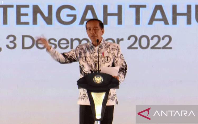 Tangkapan layar - Presiden Jokowi saat menghadiri Peringatan HUT ke 77 PGRI dan Hari Guru Nasional di Semarang, Jawa Tengah, Sabtu (3/12). (ANTARA/Indra Arief Pribadi)