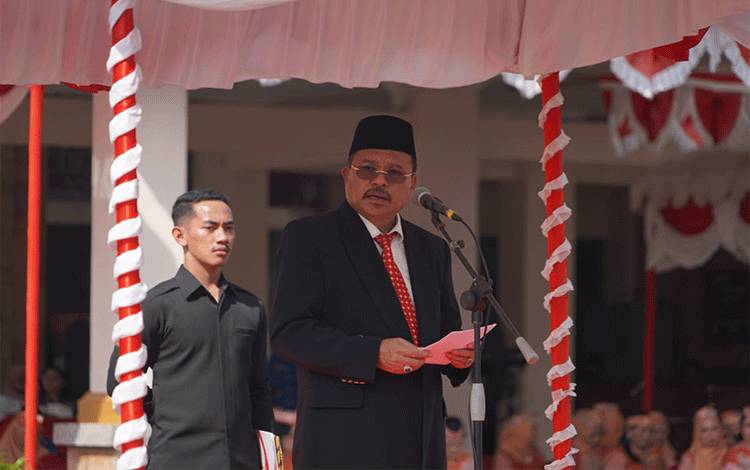 Sekretaris Daerah (Sekda) Kalimantan Tengah (Kalteng), Nuryakin saat Inspektur Upacara Peringatan Hari Bakti PU Kalteng di halaman Kantor PUPR Provinsi Kalteng, Sabtu, 3 Desember 2022. (FOTO: IST)