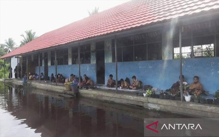 Atap Dibongkar Kontraktor, Murid SDN 2 Selat Dalam Kapuas Terpaksa Belajar di Selasar Sekolah