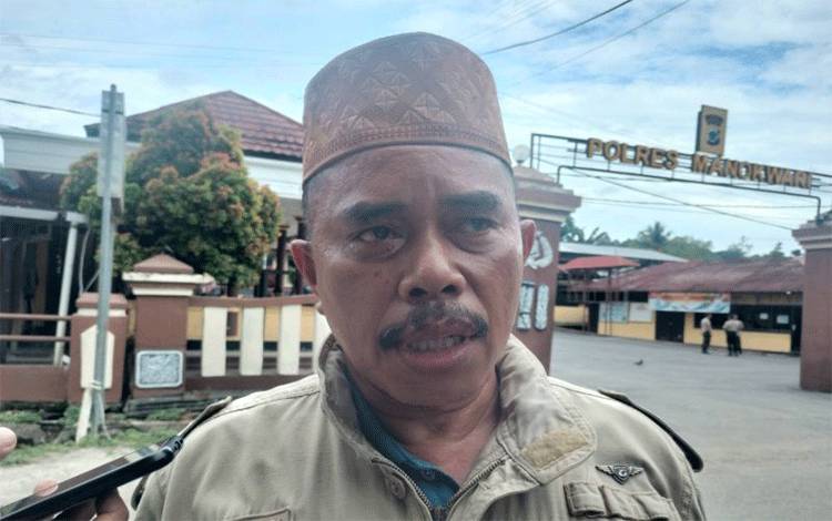 Sesepuh keluarga besar Buton Sulawesi Tenggara kabupaten Manokwari, La Neto, memberikan keterangan kepada wartawan di halaman markas Polres Manokwari Papua Barat, Sabtu (3/12/2022). (ANTARA/HANS ARNOLD KAPISA)