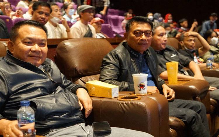 Kepala Staf Kepresidenan Moeldoko bersama KSAD Jenderal Dudung Abdurachman dan sejumlah publik figur menonton bersama film Tegar di Epicentrum XXI Kuningan, Jakarta, Sabtu (3-12-2022). ANTARA/HO-KSP 