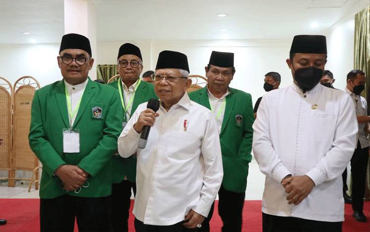 Wakil Presiden RI Ma'ruf Amin seusai menghadiri Silaturahmi dengan civitas academica Universitas Muslim Indonesia (UMI) di Makassar, Sulawesi Selatan, Sabtu (3-12-2022). ANTARA/Desca Lidya Natalia