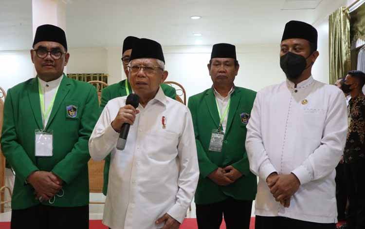 Wakil Presiden Ma'ruf Amin seusai menghadiri Silaturahmi dengan Civitas Academica Universitas Muslim Indonesia (UMI), di Makassar, Sulawesi Selatan pada Sabtu (3/12/2022) (ANTARA/Desca Lidya Natalia)