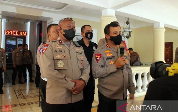 Kapolda Jateng Irjen Pol Ahmad Luthfi (kanan) didampingi Waka Polda Jateng Brigjen Pol Abiyoso Seno Aji (kiri), usai rapat analisa evaluasi (Anev) pengamanan, di Mapolresta Surakarta, Sabtu (3/12/2022). ANTARA/Bambang Dwi Marwoto.