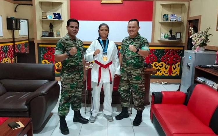 Dandim 1011 Kuala Kapuas, Letkol Kav Ferdiansyah bersama Sertu Amsiah dan Tasya Tirta Amanda. (FOTO: KODIM KAPUAS)