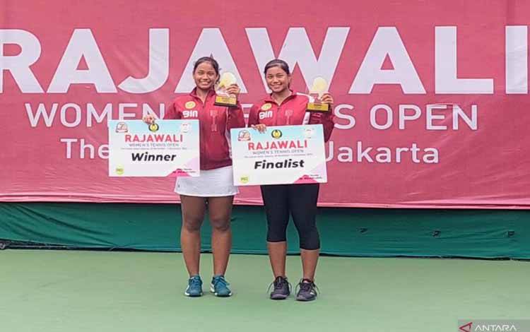 Fitriana Sabrina (kanan) menjadi juara nomor tunggal Rajawali Women's Tennis Open 2022 usai mengalahkan Fitriani Sabatini dengan skor 6-4, 6-3 di Lapangan Tenis Hotel Sultan, Jakarta, Minggu (4/12/2022). (ANTARA/Muhammad Ramdan)