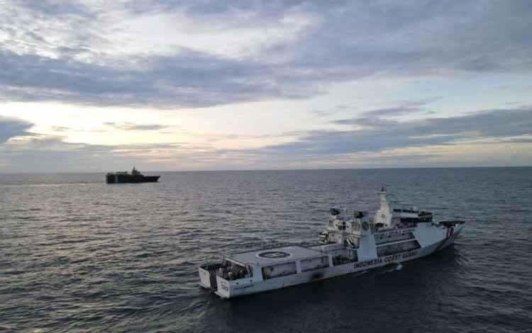 Kapal milim Bakamla RI menertibkan kapal motor berbendera Bahama yang melakukan@drifting di Perairan Kepri. ANTARA/HO-Humas Bakamla RI
