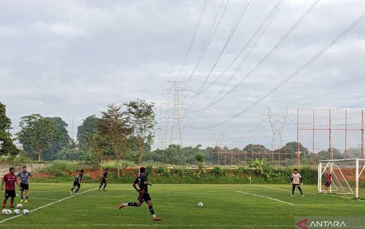 Para pemain Persija berlatih di Nirwana Park, Depok, Kamis (24/11/2022), sebagai salah satu persiapan menuju lanjutan Liga 1 Indonesia musim 2022-2023. (ANTARA/Michael Siahaan)