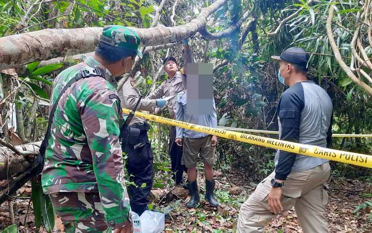 Warga RT 03 Desa Lalap Kabupaten Barito Timur bernama Unjui (60), ditemukan tewas gantung diri di kebun karet, Minggu, 4 Desember 2022. (FOTO: IST)