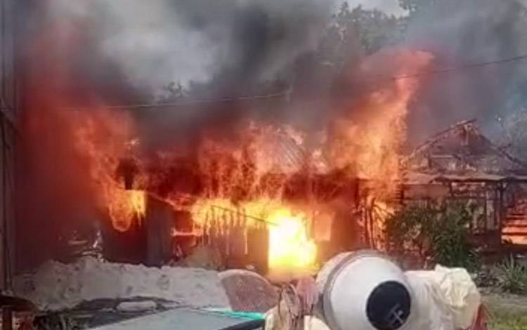 2 Rumah Warga Desa Sungai Kapitan Hangus Terbakar