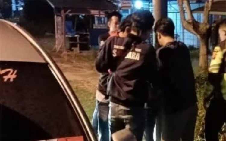 Tim Resmob Satreskrim dan Satlantas Polres Kapuas menangkap terduga pelaku yang setubuhi anak di bawah umur saat berada di Jalan Pemuda, Sabtu, 3 Desember 2022. (FOTO: IST)