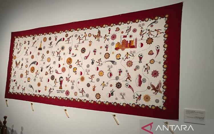 Batik bertema Piala Dunia 2022 Qatar yang dipamerkan dalam The Exotic Indonesian Batik Heritage Exhibition di Galeri 1 Gedung 47, kompleks kebudayaan Katara, Doha, Qatar, sebagaimana dikunjungi pada Minggu (4/12/2022). (ANTARA/Gilang Galiartha)