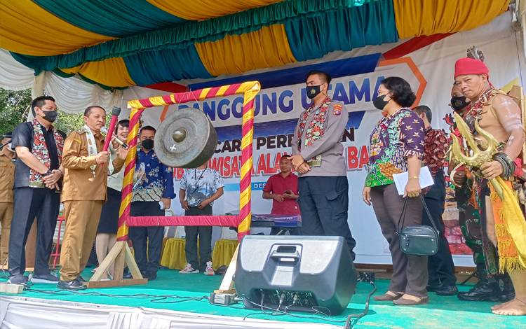 Wakil Bupati Barito Timur Habib Said Abdul Saleh memukul gong sebanyak 5 kali sebagai tanda diresmikannya Objek Wisata Alam Luaw Banse, Senin, 5 November 2022. (FOTO: BOLE MALO)