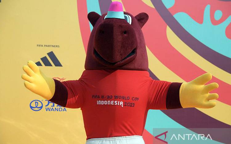 Karakter Badak Cula Satu yang dinamai Bacuya yang menjadi maskot Piala Dunia U-20 2023 diperkenalkan dalam kegiatan Car Free Day (CFD) di Jakarta, Minggu (18/9/2022). ANTARA/HO-Kemenpora/am.