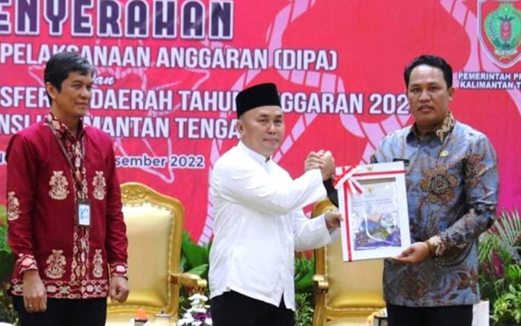 Gubernur Kalteng Sugianto Sabran penyerahan DIPA dan TKD Tahun Anggaran 2023 kepada Bupati Lamandau Hendra Lesmana. (FOTO : HENDI NURFALAH)